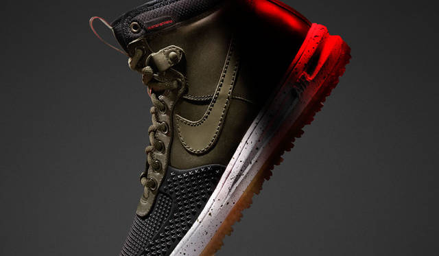 <strong>NIKE SPORTSWEAR｜ナイキ スポーツウェア</strong><br />「HOLIDAY 2015 ナイキ スニーカーブーツ コレクション」　定番を一新させたハイトップブーツは、レザーアッパーが防水性を発揮し、足を守る。ラバー素材で包んだつま先や、ピボットポイントの動きを生かすデザインの大きめの凸凹のアウトソールがトラクションを高める。メンズ「ナイキ ルナ フォース 1」ダック ブーツ1万8360円