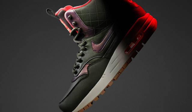 <strong>NIKE SPORTSWEAR｜ナイキ スポーツウェア</strong><br />「HOLIDAY 2015 ナイキ スニーカーブーツ コレクション」　柔らかい保温性のある裏地が、定番のエアマックスに暖かさをプラス。耐水レザーが悪天候でも水をはねのけ、ヒールとシュータンのプルタブが着脱を楽にする。ウィメンズ「ナイキ エア マックス 1 MID」スニーカーブーツ1万6200円