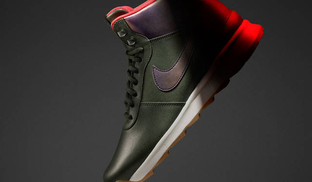 <strong>NIKE SPORTSWEAR｜ナイキ スポーツウェア</strong><br />「HOLIDAY 2015 ナイキ スニーカーブーツ コレクション」　耐水性のアッパーは履き口が高めに作られている。スウッシュロゴにはオーロラをインスピレーションにした反射素材を用い、暗い中でも限られた光をさまざまな色に放って視認性を高めている。さらに、優れたグリップ性を実現するために、工夫を凝らしたアウトソールパターンを取り入れている。ウィメンズ「ナイキ アコラ」スニーカーブーツ1万5120円