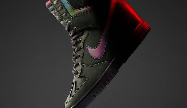 <strong>NIKE SPORTSWEAR｜ナイキ スポーツウェア</strong><br />「HOLIDAY 2015 ナイキ スニーカーブーツ コレクション」　インヒールを高くしたハイトップシューズは、耐水性のアッパーとキルトを用いた履き口で、足をしっかりとホールド。玉虫色のスウッシュロゴが視認性を高める。ウィメンズ「ナイキ　ダンク スカイ HI 2.0」スニーカーブーツ2万1600円