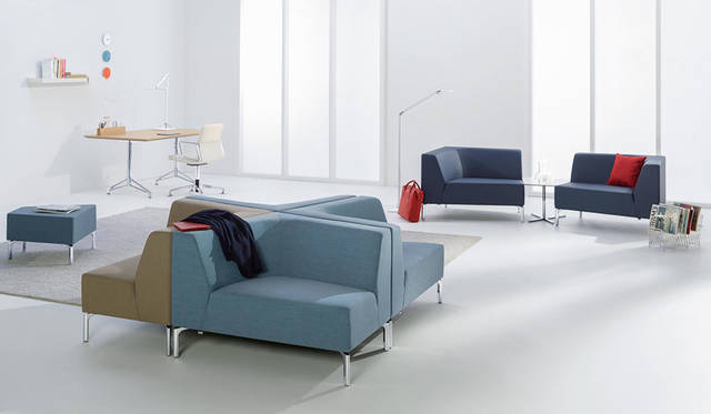 パズルのように自由に組み合わせるソファ「TANGRAM（タングラム）」by interstuhl　左片アーム・右片アーム各30万2400円、オットマン13万8240円