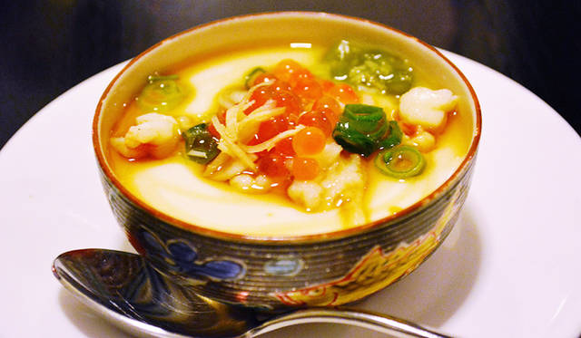 取材時のディナー、1品目に登場したのは自家製豆腐。うえにいくら、ワサビ、ジンジャーを添えて、和食のおもむきに