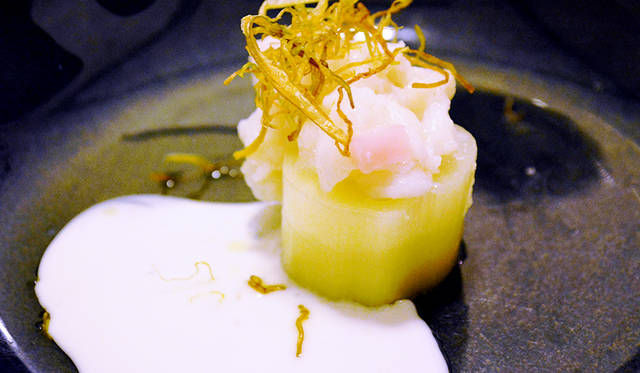 オーストラリアではよく見かけるスパナークラブのぬか漬けを。したにリーク、うえからアーモンドをくわえた塩麹ミルクを添えて