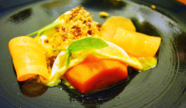 じっくりと煮込んだ甘いシャントネイ・ニンジンのうえには、ゆばとドライビーフとレーズンピュレが。この料理には向井酒造の赤米を使った伊根満開を合わせてきた