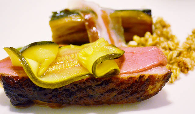 脂ののったカモ胸肉はレアな火入れ。うえには甘酢のズッキーニ