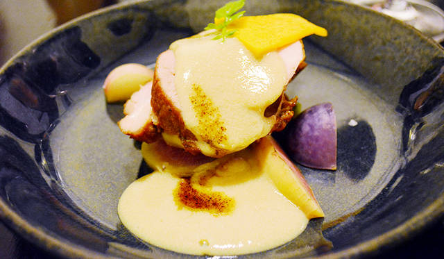 バークシャー種黒豚の首まわりの肉は、豆乳で煮込み、脂を落としてさっぱりと。脇にはダシで煮たラディッシュとビーツ