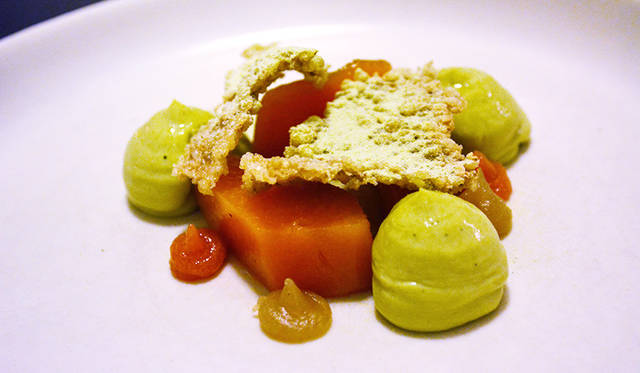 デザートは自家製の濃厚な抹茶アイスと花梨のコンポートなど