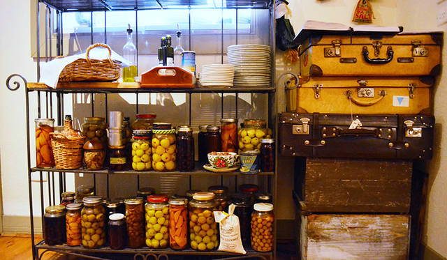 キッチンまわりにはこんな演出が。自家製のリキュールやコンポートはイタリアのマンマの味を伝える