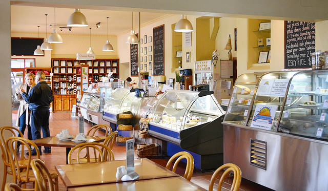 店内はショップとレストラン＆カフェを併設。チーズテイスティングもできる