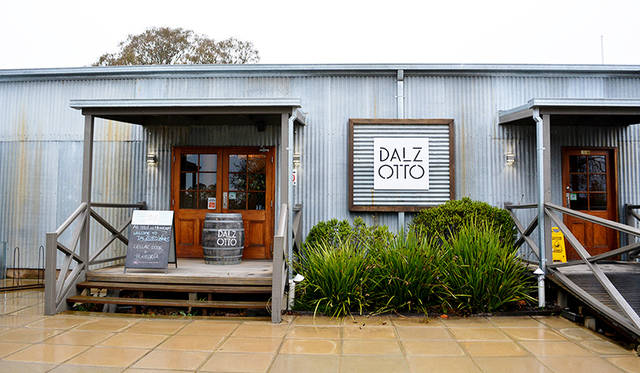 開拓時代をおもわせる、ボールドなトタンのワインセラーが斬新