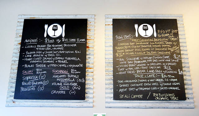 併設のトラットリアには、アンティパスティ、プリミピアッティ、ドルチェとイタリアンメニューが並ぶ。食材は周辺の産地から