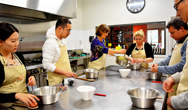 レッスンは本格的なキッチンスタジオで。定員は4～10名