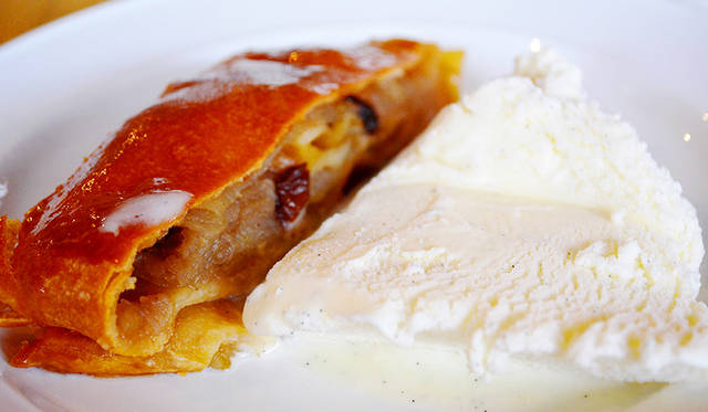 アップルスチュードルも完璧。ほどよい甘さで赤ワインにも合う