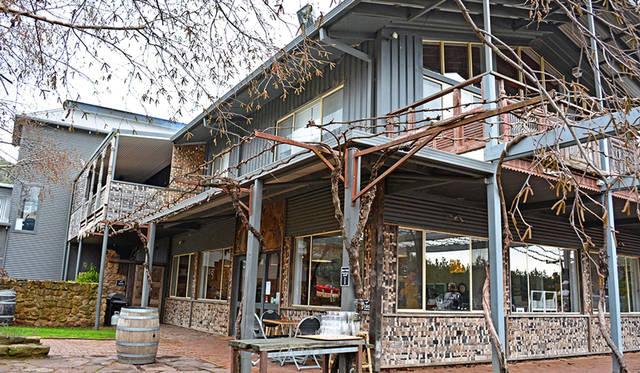 ワインづくりの際の廃材、アジアから移築したオーナメントなどが随所に。デザインはオーナー夫人によるとのこと