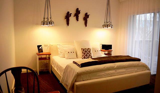 併設するファームステイホームの一室、「The Peggy Adelaide Suite」のベッドルーム。ペギーはオーナーの母親の名前から