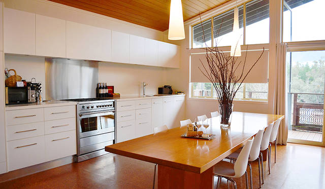 「Mt Buffalo View Apartment」の贅沢すぎるキッチン＆ダイニング。名前のとおりベランダからバッファロー山が望める