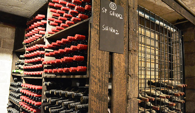 ワインセラーにはコレクションもののビンテージが。126年の歴史を感じさせる