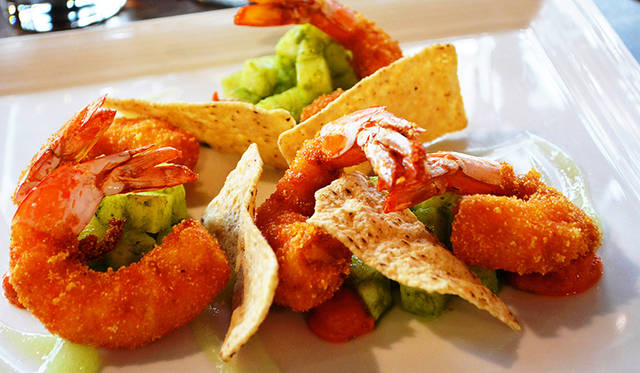 シェフによるランチのメニュー。前菜はエビのフライ。これにはプロセッコをあわせて