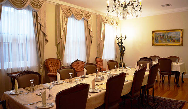 エレガントな朝食ルーム。朝食メニューもボリュームのあるカントリーブレックファスト