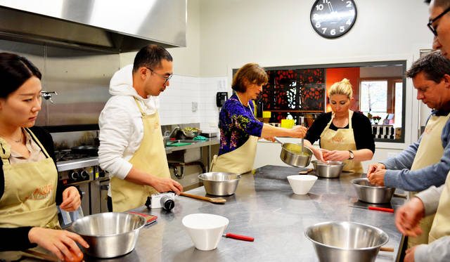 レッスンは本格的なキッチンスタジオで。定員は4～10名