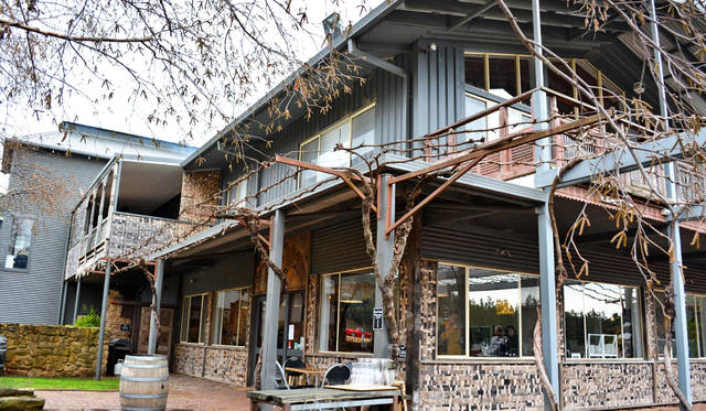 ワインづくりの際の廃材、アジアから移築したオーナメントなどが随所に。デザインはオーナー夫人によるとのこと