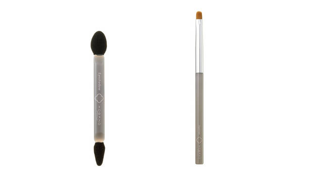 <strong>KOBAKO｜コバコ</strong><br />「アイメイクブラシ」　左から、アイシャドウチップ（3 本入・ケース付き）972円、アイライナーブラシ（キャップ付き）1620円