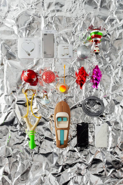 「Christmas 2015 Space」　ライトニングケーブル、iPhone6カバー、イヤホンセット。3色展開（Silver、Gold、Rose Gold）「Happy Plugs Limited Edition」1万584円、クリスマスオーナメント「Silver Lurex Ball」（8cm）864円、「Santa with Balloon」（14cm）1296円、「Red Glitter Silver Star」（8cm）2484円、「Graphic Shiny Baubles」（8cm・Red & Silver 6個セット）6480円、「Snowglobe Snowman」3240円、ヨーヨー「Neon Yoyo」4752円、クリスマスオーナメント「Olive Knitter」（16cm）各1728円、パチンコ（アソートカラー）「Neon Sling Shot」7992円、パーツを組み立てて作るハンドメイドの木製オブジェ。多くの著名人を虜にしたイタリアRiva（リーヴァ）の名作ボート「AQUARAMA」がモデル「Riva Aquarama Gift Set」4万8600円、ストッパー付きライトニングケーブル「Night Cable Zebra」（3m）5400円、天然大理石を用いたiPhone6カバー「Clic Marble iPhone6 Case」各1万800円