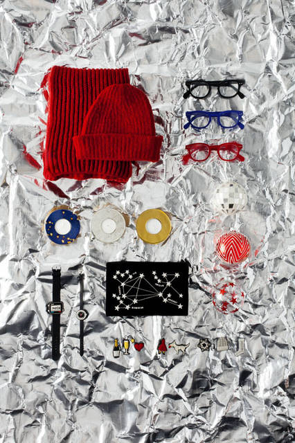 「Christmas 2015 Space」　「INIS MEAIN」　アイルランドのニットウェアブランド「イニッシュマン」のウールのスカーフとハット。3色展開（Red、Grey、Navy）「Rib Scarf」1万3824円 / 「Rib Hat」1万152円、リーディンググラス（老眼鏡）「See Concept #C」各5940円、アンティークミラーのような風合いが美しいキャンドルホルダー「Candle Holder」各6264円、クリスマスオーナメント「Silver Faceted Ball」（8cm）972円、「Graphic Shiny Baubles」（8cm・Red & Silver 6個セット)6480円、「Red Glitter Stars Ball」（8cm）864円、「MACON & LESQUOY」　パリの女性クリエーター2人が作る、繊細な刺繍をほどこしたブレスレットやバッグ、ブローチなど、遊び心溢れるシリーズ「Bracelets」各1万584円、「Black Astral Cover Bag」3万4560円、「Brooch」3個セット 各7884円 / 2個セット 7020円