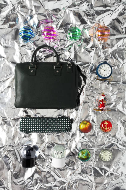 「Christmas 2015 Space」　クリスマスオーナメント「Stripes」（10cm）各3024円、ラグジュアリーレザーブランド「MARK/GIUSTI（マーク・ジュスティ）」のブリーフケース（ポーチ付）。上質なレザーとイタリアのクラフトマンシップが融合した逸品。ザ・コンランショップ限定モデル｢Milano Brief Case｣（W40xD8xH30cm）15万1200円、アルネ・ヤコブセンがデザインした幻のデスククロックの復刻版が2015年の限定カラー、ブルーで登場「Arne Jacobsen Table Clock Station Blue – Limited」1万5120円、クリスマスオーナメント「Santa Skiing」4320円、NYのアーティストJohn Derian（ジョン・デリアン）が手がけるペーパーウェイト。ハンドメイドで仕上げられる作品はひとつ一つが特別「Paper Weight」各8532円、スノードーム型Bluetoothスピーカー。音量に連動して華麗に舞うスノーパウダーとLEDライティングが幻想的な世界を演出「Star Wars Wireless Snowglobe Speaker」（H13.5cm）各1万9440円