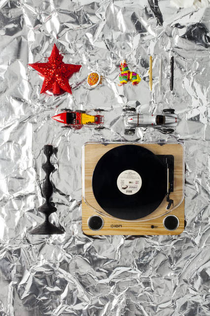 「Christmas 2015 Space」　クリスマスオーナメント「Red Tree Top Star」3780円、「3D Planet」3024円、「Pinata」2916円、高い職人技で一塊の金属から削り出される、ミニマルなデザインがスマートなボールペン「Ajoto Pen」Brass 3万1860円 / Silver 2万8080円 / Black 3万240円、細部まで驚くほど精巧に作られた1/18サイズのモデルカー「Bugatti Type 35 GP #14」8万1000円、「Mercedes W125 #1 Donn37」7万4520円、ワイヤーを編み上げたザ・コンランショップのオリジナルキャンドルホルダー「Twisted Wire Candle Holder」（H35.5cm）6264円、ステレオ・スピーカーを搭載したオールインワンのターンテーブル。USB経由でレコードの音源をデジタルに変換して楽しむこともできる「Max LP Turntable」1万3799円