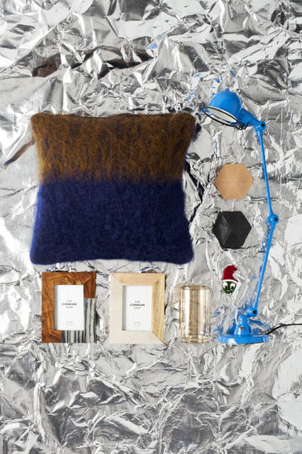 「Christmas 2015 Space」　モヘアのクッションカバー（中芯別売り）「Ombre Mohair Cushion Cover」（50cm）1万2960円、オランダの新進ブランド「Zand-erover」のレザーコインケース「3D Coin Case」各7344円、クリスマスオーナメント「Alien Santa」1728円、ザ・コンランショップ限定カラーのブルーを纏った名作テーブルランプ「Jielde Signal Table Lamp Limited Blue」3万4560円、ウッド×サンドストーンなど異素材の組み合わせが新鮮な、ザ・コンランショップのオリジナルフォトフレーム「Photo Frame」各7020円、繊細な技巧が美しいイタリア「casarialto（カーサリアルト）」の、キャンドルホルダーとしても使えるフラワーベース「Matriaglass Vase」1万4040円