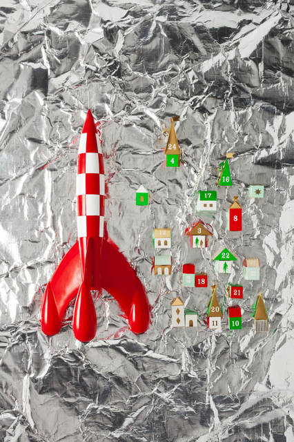 「Christmas 2015 Space」　世界中で愛されるベルギー生まれの絵本『タンタンの冒険』に登場するロケットのオブジェ。「TinTin Rocket」（H72cm）9万9360円、建物やツリーのボックスを組み立てて作るアドベントカレンダー。中にお菓子などを入れればクリスマスまでの毎日を盛り上げてくれる「3D Advent Village」2430円
