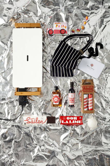 「Christmas 2015 Space」　ホットプレート。12月中旬発売「Grill Plate L」（61.5cm）2万1600円、プロの料理人が愛用する「Oliver Harvey（オリバー・ハーベイ）」のエプロン。ギフトにも最適な缶入り「Butchers Bib Apron with Tin」8424円、「MAKERS & MERCHANTS」　日本初上陸、厳選素材で作られた調味料やお菓子は、味はもちろん楽しげなパッケージも魅力。上からキャンディー、サイダーシロップ、ワインシロップ、ドレッシングセット（EXVオリーブオイル & バルサミコ酢）、チョコレート（海塩、ライム）。11月下旬発売「Ice Cream Sweets Van」3132円、「Mulled Cider Syrup」（200ml）3024円、「Mulled Wine Syrup」（250ml）3024円、「Power Dressing」（250ml×2）5940円、「Chocolates」各972円、クリスマスオーナメント「Snowball」（8cm）2160円