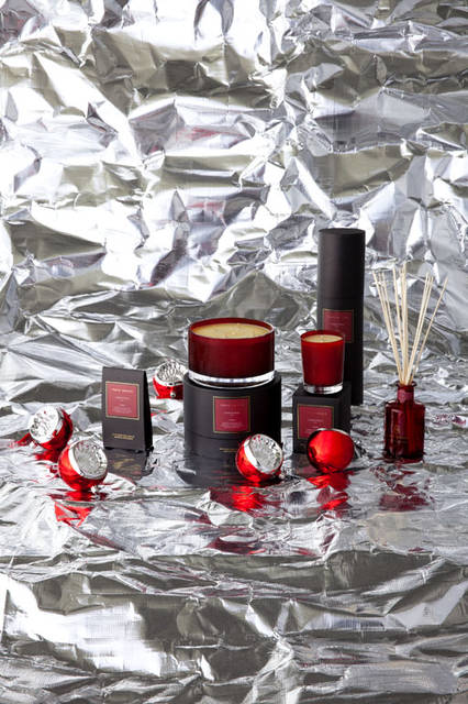 「Christmas 2015 Space」　「TRUE GRACE」　イギリスのカントリーサイドの暮らしを表現した優美な香りが特徴のフレグランスブランド、トゥルー・グレース。オレンジ、丁子、カーネーションが香るクリスマス限定コレクション。左からサシェ、キャンドル（2サイズ）、ルームディフューザー「Sachet Manor Christmas」3132円、「Candle Bowl M Manor Christmas」（Φ15cm）2万520円、「Candle Manor Christmas」（Φ7.5cm）6264円、「Reed Diffuser Manor Christmas」（250ml）1万584円、クリスマスオーナメント「Reflector Red Silver」（8cm）2160円