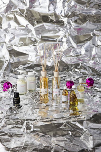 「Christmas 2015 Space」　伝統的なフランス調香芸術をもとに独創的な香りを生み出すパフューマ－、ジェームズ・ヒーリーの最新作。デーツと干しぶどうを軸にした高貴かつエレガントな香り。「HEELEY Extrait de Parfum Phoenicia」（50ml）2万4840円、「SUSANNE KAUFMANN」　オーストリア発のオーガニックスパブランド「スザンヌ・カウフマン」のボディケアコレクションが日本初上陸。左から入浴剤（3種）、バスオイル、ハンドソープ「Herbal Whey Bath Calming / Nourishing」（300g）各7344円、「Witch Hazel Bath」（100ml）9180円、「Oil Bath Winter」（250ml）9720円、「Hand Soap」（250ml）6372円、LINARI（リナーリ）のルームディフューザーから、人気の香り「AVORIO」と「RUBINO」が2015年クリスマス限定ボトルで登場。「Diffuser 2015 Xmas Limited」（500ml）各1万6200円、クリスマスオーナメント「Knitter」（8cm）1728円、「Spike Ball Silver」（12cm）2160円、「Cosmic Star Silver Large」756円