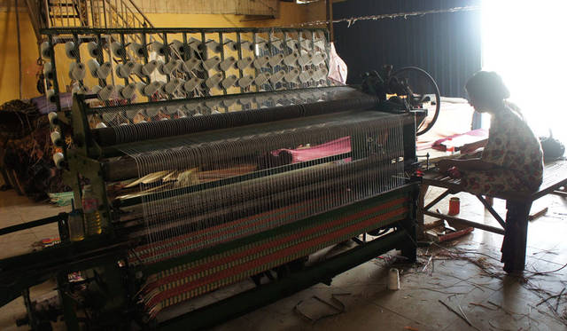 新作ヨガマット「CANTEIL SOKAPIAP」　カンボジア現地での確認