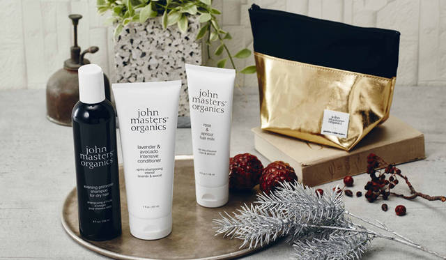 <strong>john masters organics｜ジョンマスターオーガニック</strong><br />うるおいとまとまり。髪本来の美しさを実感する、ベストセラーばかりを集めたクリスマス限定ヘアケアコフレ「ウィンターホリデーヘアケアコフレ（ギフトボックス付）」　イブニングPシャンプー（イブニングプリムローズ）[236ml]、L&Aインテンシブコンディショナー（ラベンダー＆アボカド）[207ml]、R&Aヘアミルク（ローズ＆アプリコット）[118ml]、john masters organics ×petite robe noireオリジナルポーチ（ゴールド)、コフレ限定オリジナルギフトボックス　1万616円
