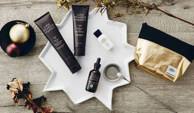 <strong>john masters organics｜ジョンマスターオーガニック</strong><br />輝きと幸福感を満たし、ツヤ髪へ導く、補修力ナンバーワンのクリスマス限定ヘアケアコフレ「ラグジュアリーヘアケアコフレ（ギフトボックス付）」　H&Hシャンプー（ハニー＆ハイビスカス）[177ml]、H&Hヘアリコンストラクター（ハニー&ハイビスカス）[118ml]、ARオイル（アルガン）[59ml]、G&Gボディミルク[30ml]、john masters organics ×petite robe noireオリジナルポーチ（ゴールド）、コフレ限定オリジナルギフトボックス　1万3781円
