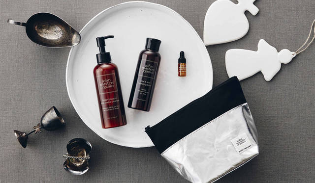 <strong>john masters organics｜ジョンマスターオーガニック</strong><br />冬空の下でも美しい、ふっくらうるおい肌へ導くクリスマス限定スキンケアコフレ「ウィンターホリデースキンケアコフレ（ギフトボックス付）」　LBフェイスクリームクレンザー（リンデンブロッサム）[200ml]、R&Aハイドレイティングトーニングローション（ローズ＆アロエ）[150ml]、POMフェイシャルオイル[3ml]、john masters organics ×petite robe noireオリジナルポーチ（シルバー）、コフレ限定オリジナルギフトボックス　1万44円