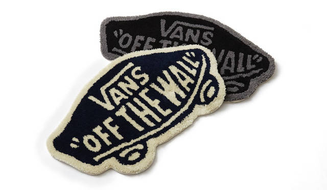 <strong>ESTNATION｜エストネーション</strong><br />SOPH. POP-UP STORE at ESTNATION Roppongi Hills　VANSの代名詞である“OFF THE WALL”のラグマットをSOPHNET.のイメージカラーとなるブラック、ネイビーでカラー別注。「VANS RUG MAT」（ACRYLIC100％・W69×H41cm）各1万3824円