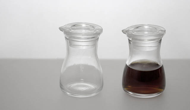 <strong>KIMURA GLASS｜木村硝子店</strong><br />「テーブルソイソース」（最大径49×高さ77mm / 適量40cc）各1944円（2015年11月中旬発売予定）