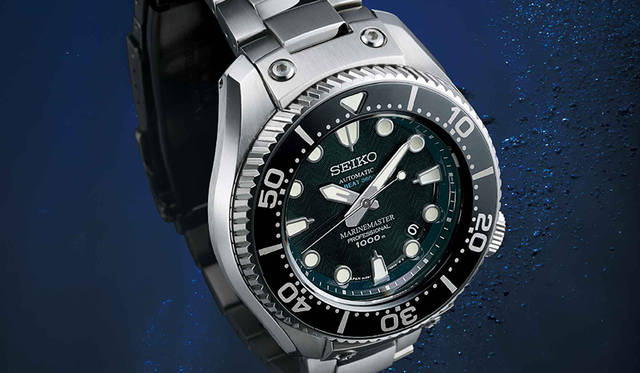 <strong>プロスペックス マリーンマスター プロフェッショナル<br />JAMSTECスペシャルモデル</strong><br />ケース｜チタン（ダイヤシールド）<br />直径｜48.2mm<br />厚さ｜19.7mm<br />ムーブメント｜自動巻き（Cal.8L55、手巻き付き）<br />機能｜日付表示、潜水時間の目安となる逆回転防止ベゼル、JIS第2種耐磁（4800m/A）<br />ブレスレット｜チタン（ダイヤシールド）<br />防水｜1000m<br />限定数｜500本<br />発売日｜11月13日<br />価格｜70万2000円