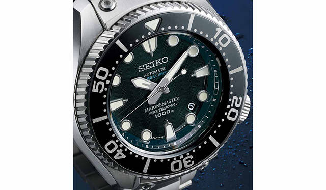 <strong>プロスペックス マリーンマスター プロフェッショナル<br />JAMSTECスペシャルモデル</strong><br />ケース｜チタン（ダイヤシールド）<br />直径｜48.2mm<br />厚さ｜19.7mm<br />ムーブメント｜自動巻き（Cal.8L55、手巻き付き）<br />機能｜日付表示、潜水時間の目安となる逆回転防止ベゼル、JIS第2種耐磁（4800m/A）<br />ブレスレット｜チタン（ダイヤシールド）<br />防水｜1000m<br />限定数｜500本<br />発売日｜11月13日<br />価格｜70万2000円