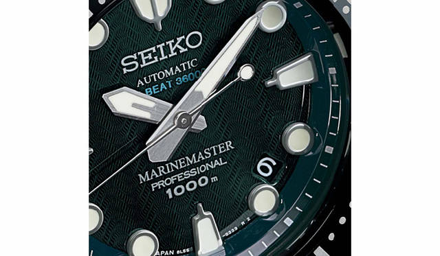 <strong>プロスペックス マリーンマスター プロフェッショナル<br />JAMSTECスペシャルモデル</strong><br />ケース｜チタン（ダイヤシールド）<br />直径｜48.2mm<br />厚さ｜19.7mm<br />ムーブメント｜自動巻き（Cal.8L55、手巻き付き）<br />機能｜日付表示、潜水時間の目安となる逆回転防止ベゼル、JIS第2種耐磁（4800m/A）<br />ブレスレット｜チタン（ダイヤシールド）<br />防水｜1000m<br />限定数｜500本<br />発売日｜11月13日<br />価格｜70万2000円