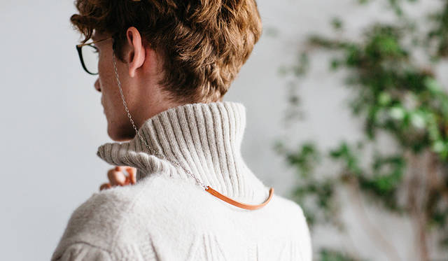 <strong>EYEVAN 7285</STRONG><BR/>眼鏡 4万2120円、EYEVAN グラスチェーン 8640円（ともにアイヴァン）、ニット3万7800円（フィグベル／PROD Tel. 03-6427-8345）