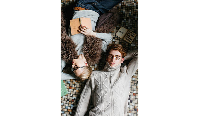 <strong>OLIVER PEOPLES</strong><BR/>（女性）眼鏡3万1320円（オリバーピープルズ／アイヴァン）、ベスト4万8600円（アメリカンラグ シー／アメリカンラグ シー 渋谷店 Tel. 03-5459-7300）、ニット6万9120円（フィグベル／PROD Tel. 03-6427-8345）（男性）眼鏡3万3480円（オリバーピープルズ／アイヴァン）、ニット3万7800円（フィグベル／PROD Tel. 03-6427-8345）