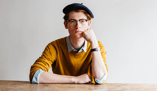 <strong>MOSCOT</strong><br/>眼鏡 3万240円（モスコット／アイヴァン）、ニット3万3480円（ジョン スメドレー／リーミルズ エージェンシー Tel. 03-3473-7007）、シャツ1万7280円（ウル／スタジオ ファブワーク Tel. 03-6438-9575）※その他、スタイリスト私物