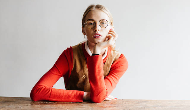 <strong>GLCO</strong><br/>眼鏡 3万2400円（ジーエルシーオー／アイヴァン）、ワンピース2万5920円（アメリカンラグ シー）、ニット3万3480円（サヤカ デイヴィス／ともにアメリカンラグ シー 渋谷店Tel. 03-6758-0611）、ネックレス10万2600円、細リング2万2680円、太リング21万6000円（ともにシハラ／ユイボックス Tel. 03-3486-1922）