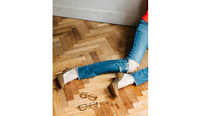 <strong>LEISURE SOCIETY</strong><br/>眼鏡 ともに11万5560円（レジャー ソサエティ／アイヴァン）、パンツ2万7000円（ロットワイラー／アメリカンラグ シー 渋谷店Tel. 03-5459-7300）※靴、スタイリスト私物