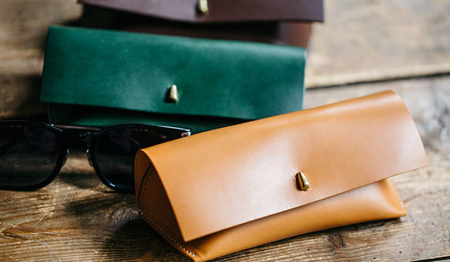 <strong>EYEVAN 7285 </strong><br/>サングラス 4万6440円、EYEVAN レザーケース 各1万800円、